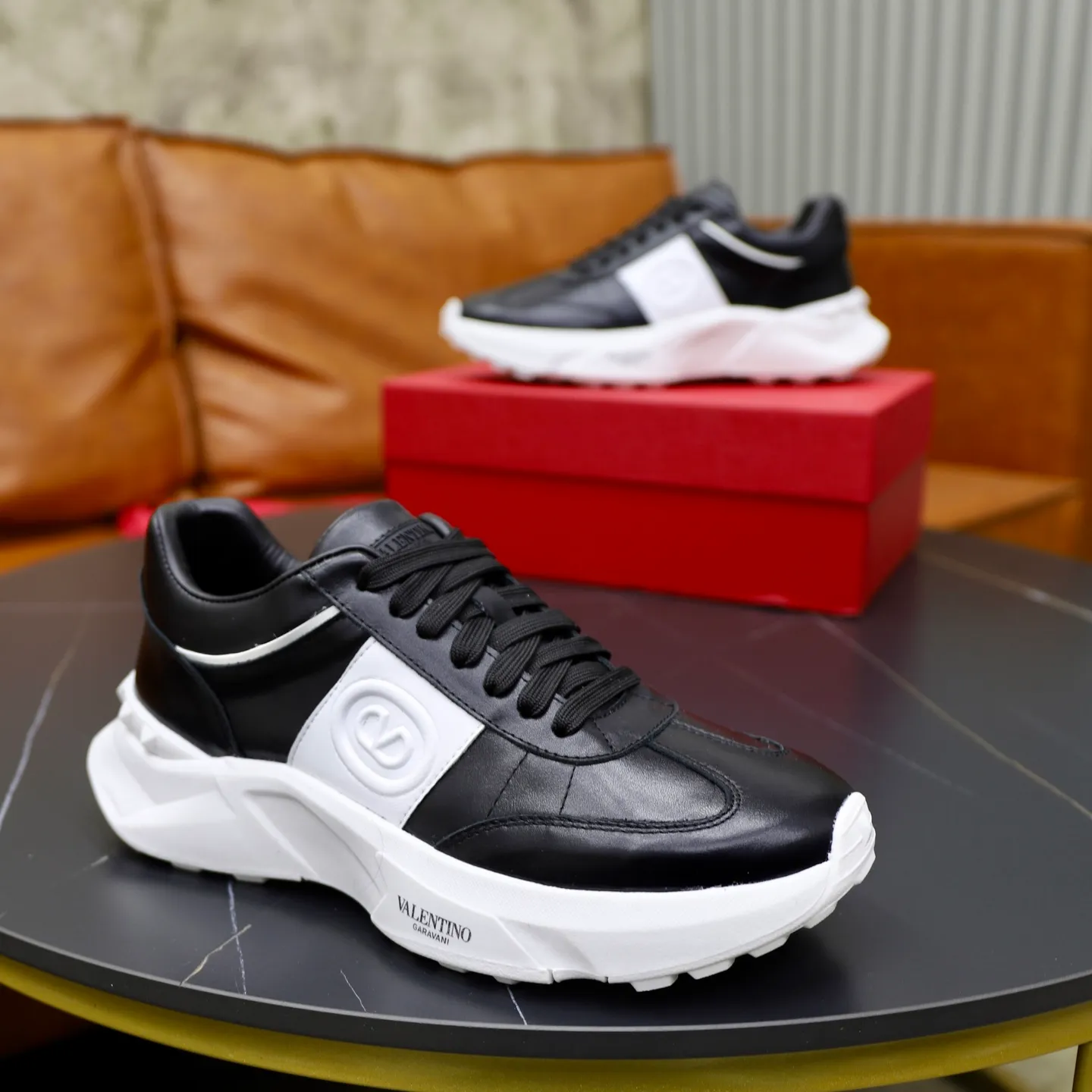 Ex-factory price: 420💰VALENTINO/Valentino Men's latest low-top thick-soled sports shoes are shipped. Made with heavy industry, men's fine casual sports shoes, versatile style. Original leather, rubber lines embellished with geometric segmented uppers, hand-sewn with precision, novel and fashionable style, rubber soles with rivet details on the front and back, VALENTINO GARAVANI LOGO printed on the side, and Valentino Garavani decorative inlay on the tongue. Logo, comfortable, breathable and durable on the feet! Comes with full original packaging! Code number: 38-39-40-41-42-43-44 (45 can be customized)